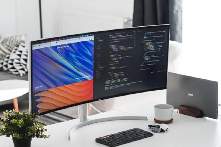 Curved VS Flat Monitors: Which One Suits You Best